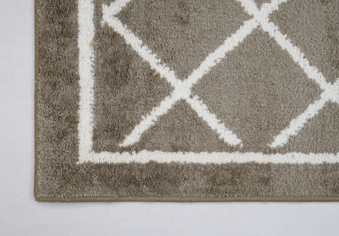 Micro Fiber rugs characterized by a soft, and rich material size:100x133