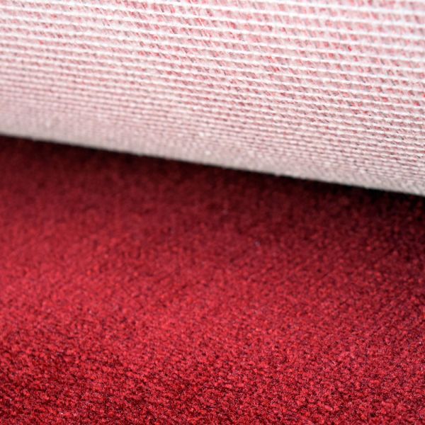 موكيت أتلانتا الفاخر من الحائط إلى الحائط بألوان أنيقة وخامة نايلون متينة. توصيل سريع من Cairo Drop.Atlanta wall-to-wall carpet in red, beige, and silver.