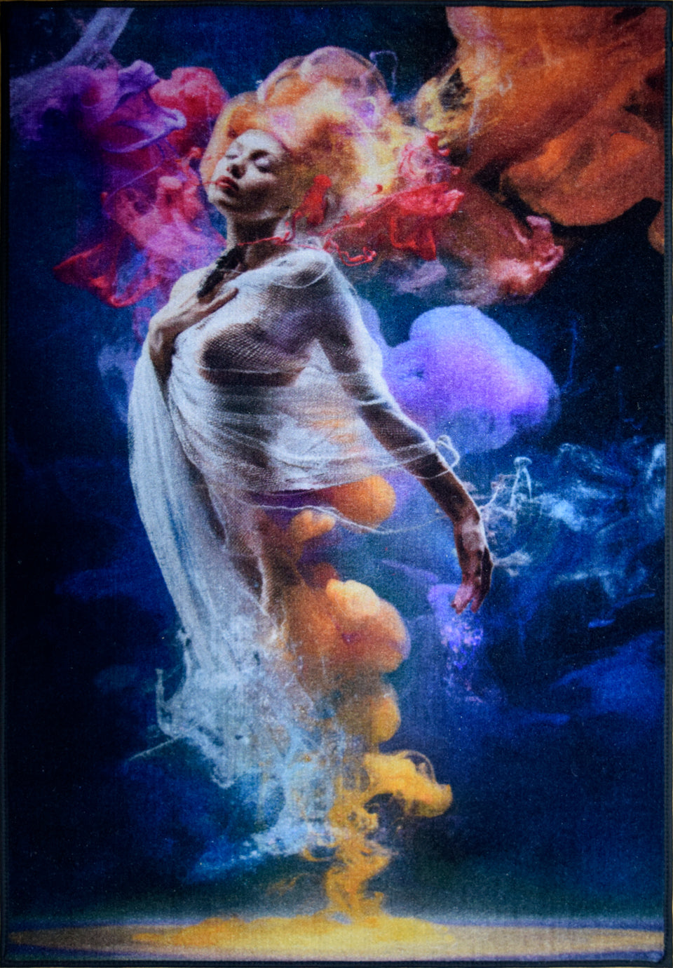 سجاد ماك ساندي 607052-100 المعلق من Cairo Drop بخامة نايلون متينة وتصميم عصري أنيق. Modern wall hanging carpet from Cairo Drop.