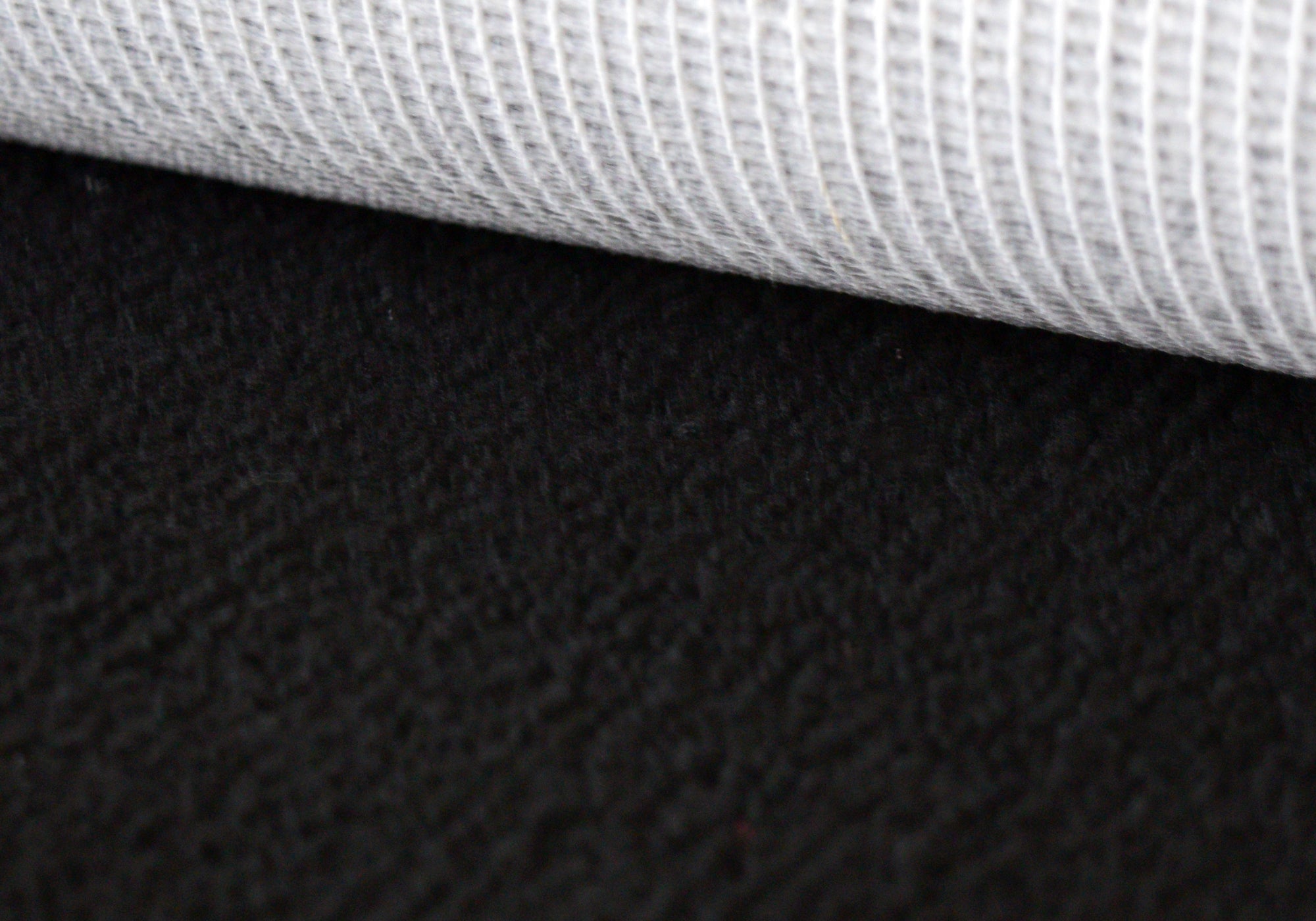 سجادة سابها ماك مقاس 137×200 سم من بولي بروبلين متينة وعصرية، بتوصيل وضمان من Cairo Drop.
Sabha Mak Rug 137x200 cm – Durable Polypropylene 