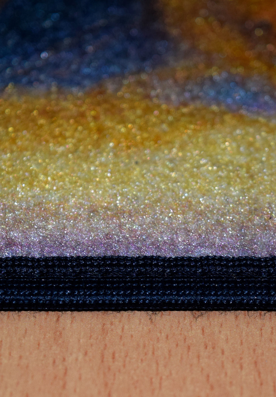 سجاد ماك ساندي 607052-100 المعلق من Cairo Drop بخامة نايلون متينة وتصميم عصري أنيق. Modern wall hanging carpet from Cairo Drop.