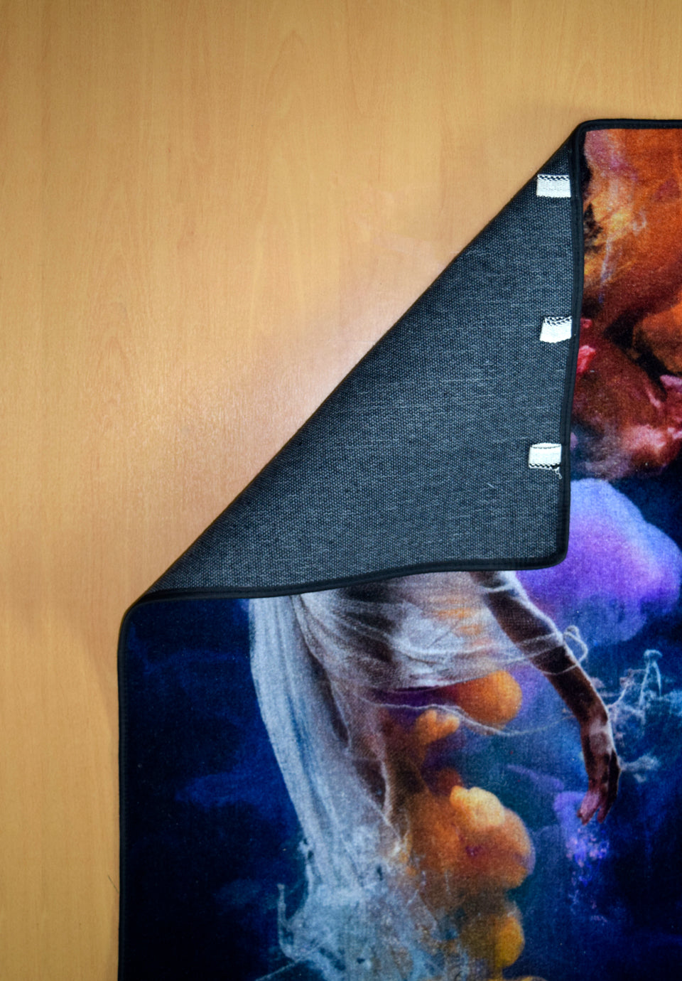 سجاد ماك ساندي 607052-100 المعلق من Cairo Drop بخامة نايلون متينة وتصميم عصري أنيق. Modern wall hanging carpet from Cairo Drop.