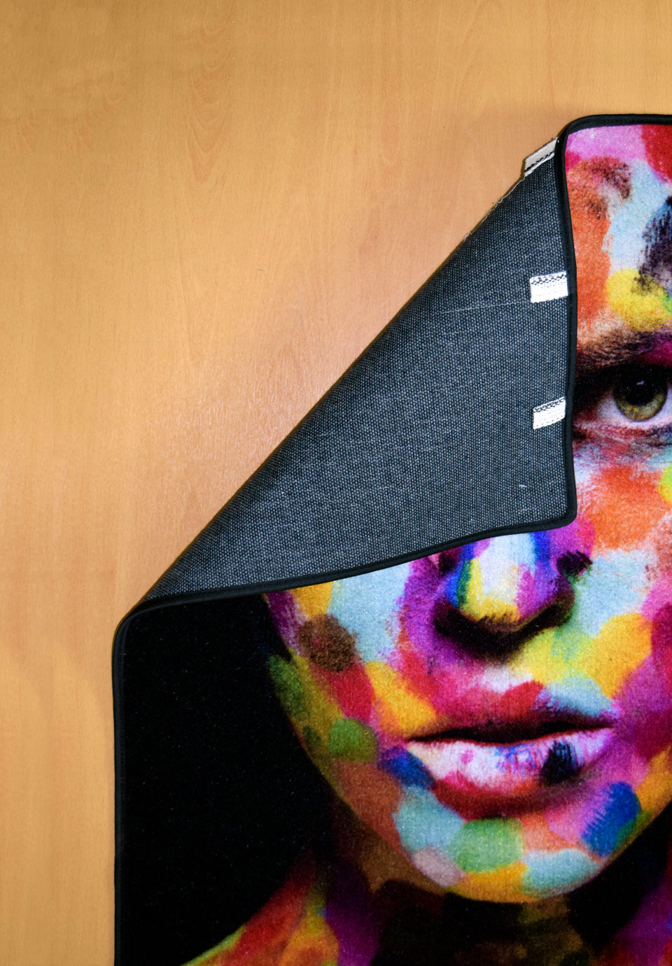 سجاد حائط ماك ساندي -601151 - 1001 من Cairo Drop، تصميم عصري بخامة نايلون 100%، جودة عالية وسهولة تنظيف. Modern wall carpet, nylon material.