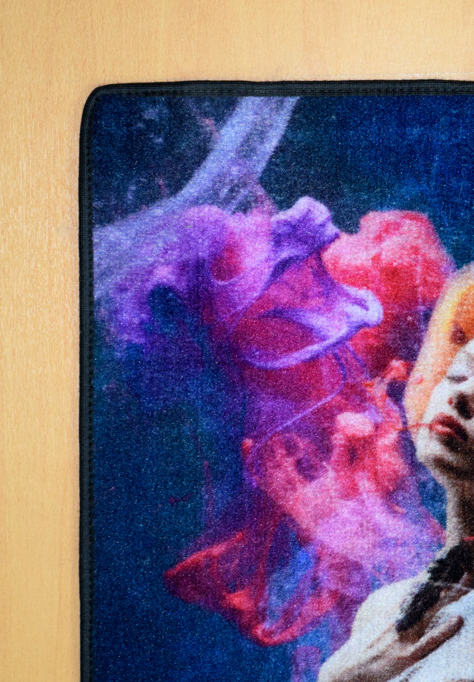 سجاد ماك ساندي 607052-100 المعلق من Cairo Drop بخامة نايلون متينة وتصميم عصري أنيق. Modern wall hanging carpet from Cairo Drop.