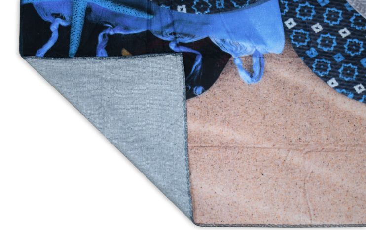 سجاد MAC للسفر والشاطئ بخامة بوليستر متينة وخفيفة، سهل الغسيل ومثالي للنزهات.
MAC beach mat – durable, washable, and perfect for travel.