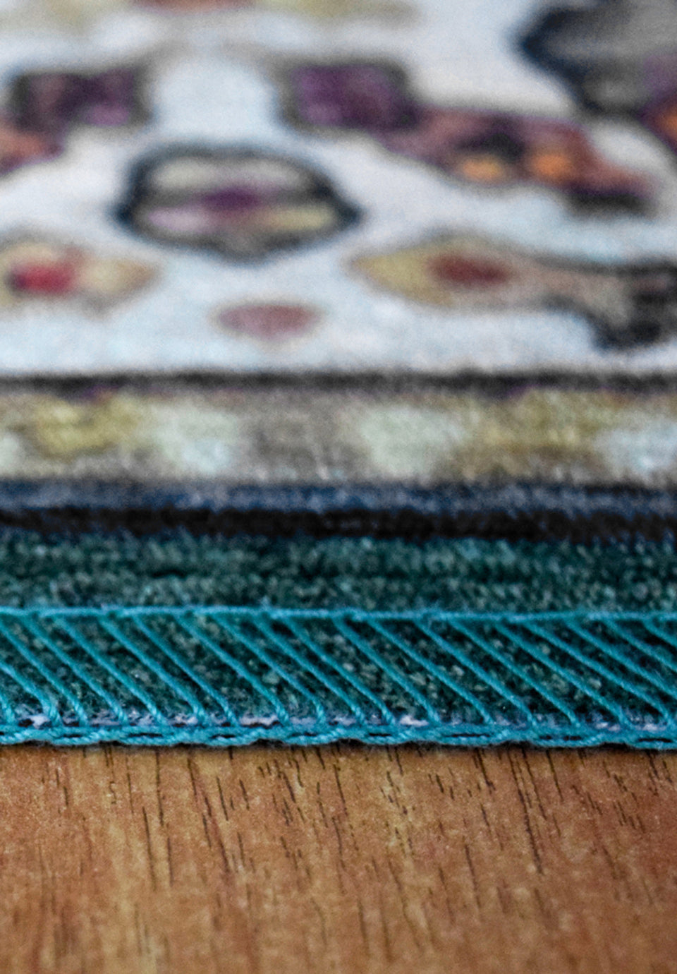 سجادة صلاة ارابيسك 611644-1001/611643-1001 بخامة بوليستر ناعمة وتصميم أرابيسك فاخر، متوفرة بتوصيل سريع وضمان من Cairo Drop. Arabesque Prayer Rug 