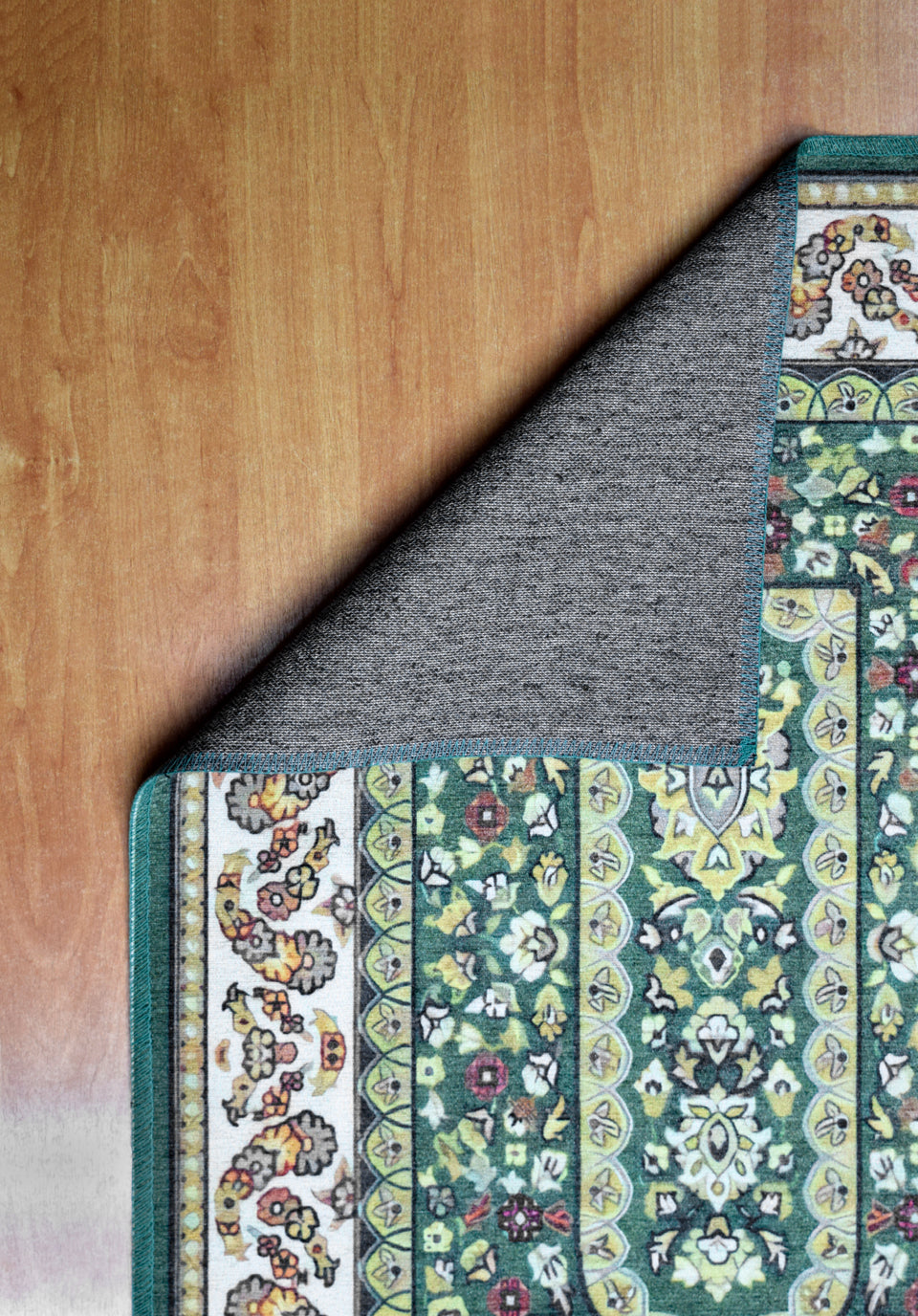 سجادة صلاة ارابيسك 611644-1001/611643-1001 بخامة بوليستر ناعمة وتصميم أرابيسك فاخر، متوفرة بتوصيل سريع وضمان من Cairo Drop. Arabesque Prayer Rug 