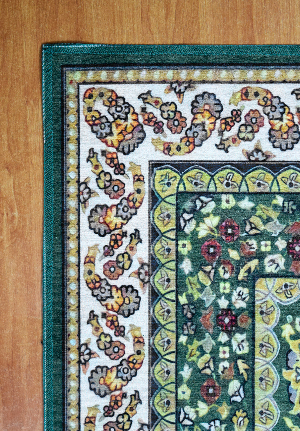 سجادة صلاة ارابيسك 611644-1001/611643-1001 بخامة بوليستر ناعمة وتصميم أرابيسك فاخر، متوفرة بتوصيل سريع وضمان من Cairo Drop. Arabesque Prayer Rug 