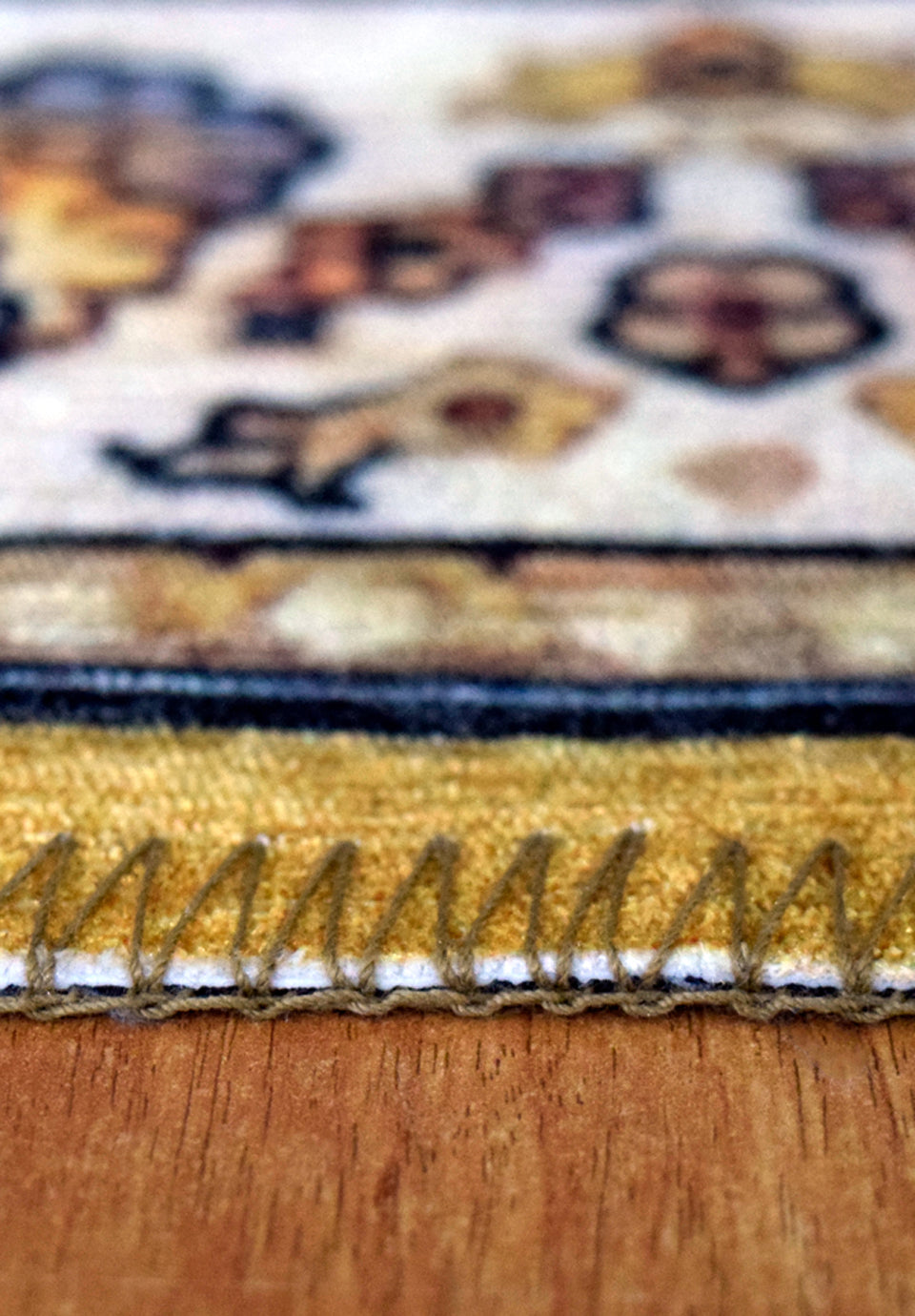 سجادة صلاة ارابيسك 611644-1001/611643-1001 بخامة بوليستر ناعمة وتصميم أرابيسك فاخر، متوفرة بتوصيل سريع وضمان من Cairo Drop. Arabesque Prayer Rug 