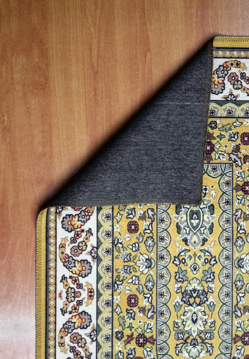 سجادة صلاة ارابيسك 611644-1001/611643-1001 بخامة بوليستر ناعمة وتصميم أرابيسك فاخر، متوفرة بتوصيل سريع وضمان من Cairo Drop. Arabesque Prayer Rug 