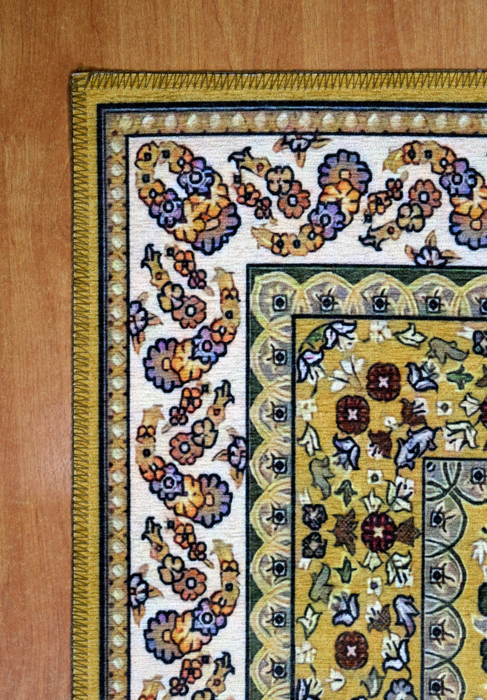 سجادة صلاة ارابيسك 611644-1001/611643-1001 بخامة بوليستر ناعمة وتصميم أرابيسك فاخر، متوفرة بتوصيل سريع وضمان من Cairo Drop. Arabesque Prayer Rug 