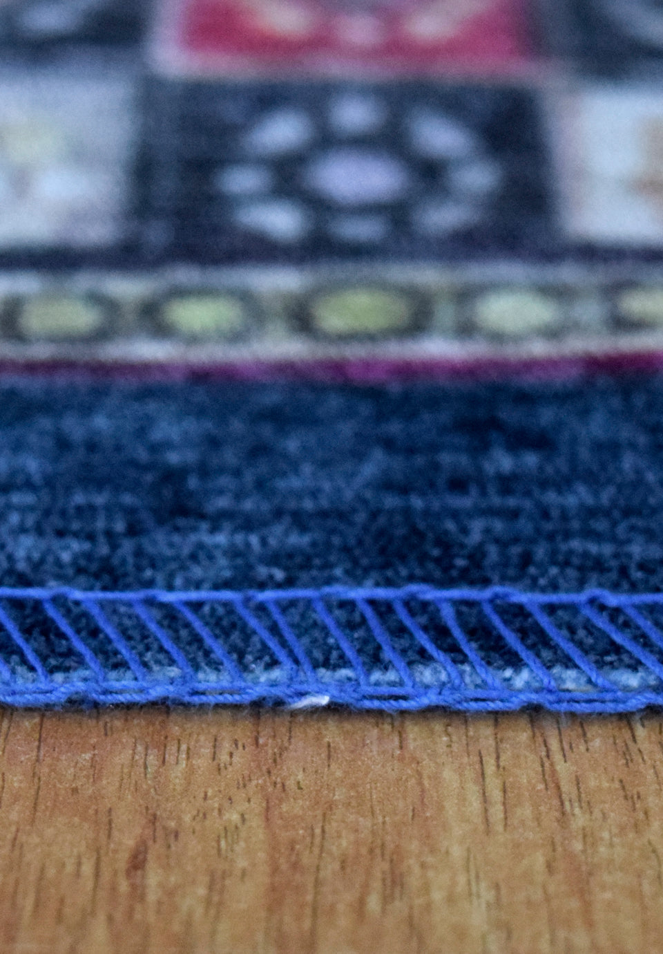 سجادة صلاة ارابيسك 611650-1001/611649-1001 بخامة بوليستر وتصميم أرابيسك فاخر، عملية وسهلة التنظيف، مع توصيل وضمان من Cairo Drop Arabesque Prayer Mat 