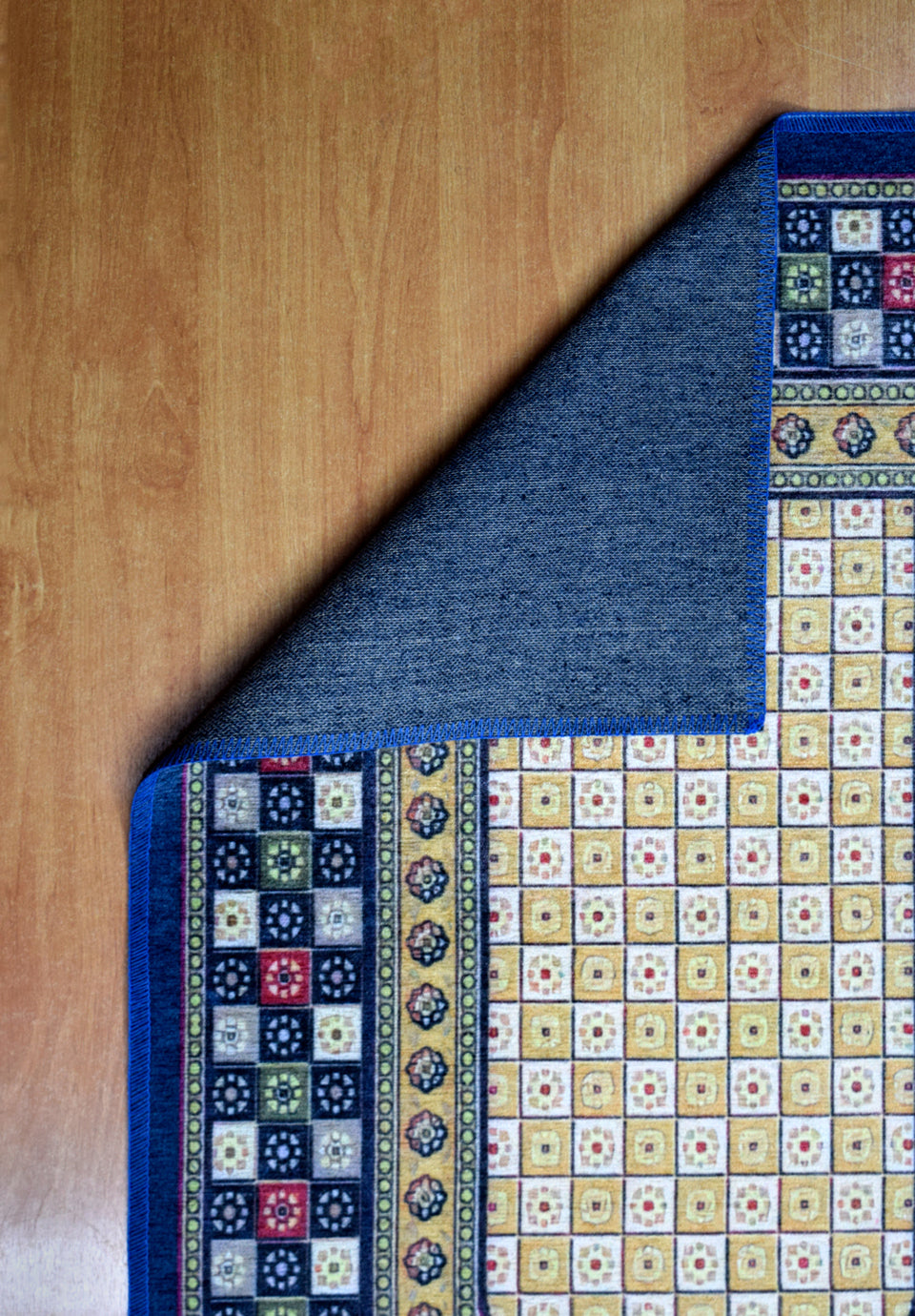 سجادة صلاة ارابيسك 611650-1001/611649-1001 بخامة بوليستر وتصميم أرابيسك فاخر، عملية وسهلة التنظيف، مع توصيل وضمان من Cairo Drop Arabesque Prayer Mat 