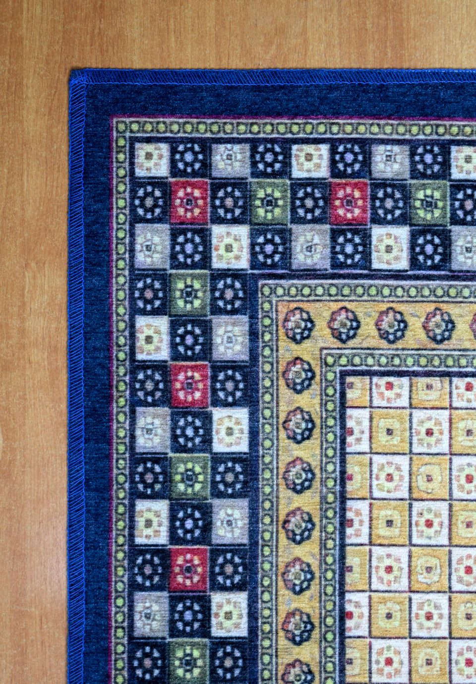 سجادة صلاة ارابيسك 611650-1001/611649-1001 بخامة بوليستر وتصميم أرابيسك فاخر، عملية وسهلة التنظيف، مع توصيل وضمان من Cairo Drop Arabesque Prayer Mat 