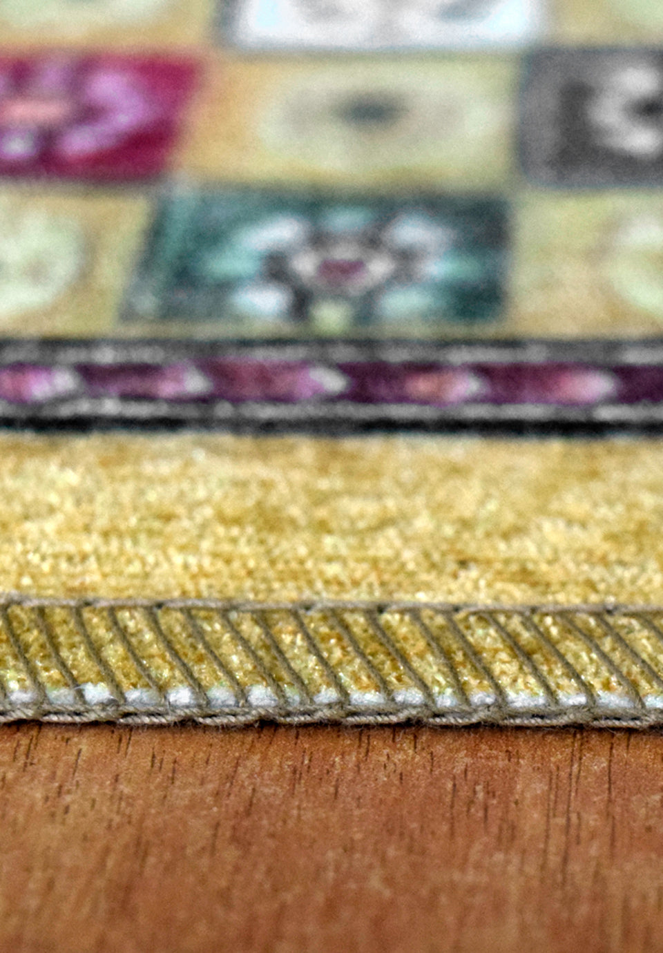 سجادة صلاة ارابيسك 611650-1001/611649-1001 بخامة بوليستر وتصميم أرابيسك فاخر، عملية وسهلة التنظيف، مع توصيل وضمان من Cairo Drop Arabesque Prayer Mat 