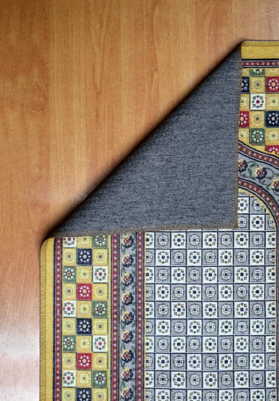 سجادة صلاة ارابيسك 611650-1001/611649-1001 بخامة بوليستر وتصميم أرابيسك فاخر، عملية وسهلة التنظيف، مع توصيل وضمان من Cairo Drop Arabesque Prayer Mat 