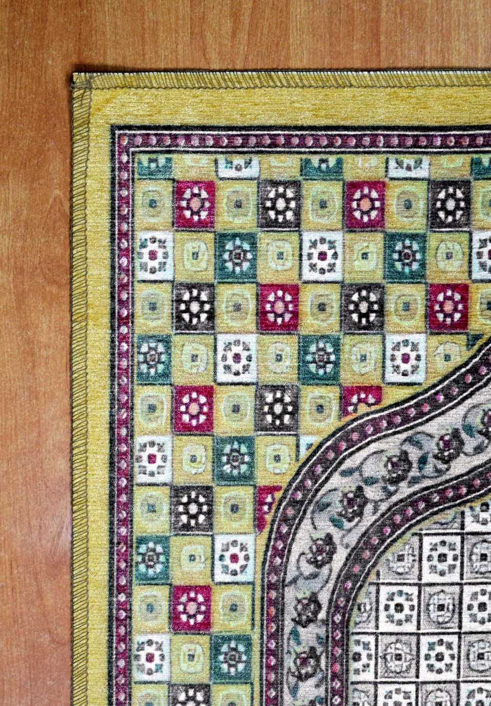 سجادة صلاة ارابيسك 611650-1001/611649-1001 بخامة بوليستر وتصميم أرابيسك فاخر، عملية وسهلة التنظيف، مع توصيل وضمان من Cairo Drop Arabesque Prayer Mat 