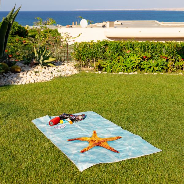 سجاد MAC للسفر والشاطئ بخامة بوليستر متينة وسهلة التنظيف، تصميم عصري يناسب كل الرحلات.
MAC beach rug – durable, soft, and easy to carry.