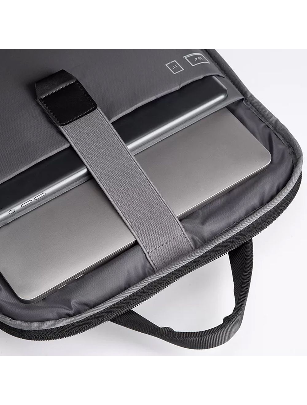 شنطة لافينتو BG424 ظهر لابتوب حتى 15.6 بوصة، تصميم أنيق مقاوم للماء مع جيوب متعددة ومنفذ USB | L’avvento BG424 Laptop Backpack Black
