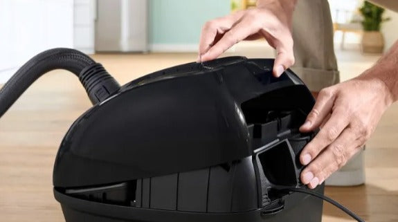 "مكنسة بوش BGL38GOLD 2200 واط ألمانية باللون الأسود والذهبي مع فلتر HEPA وكيس غبار كبير الحجم XL"