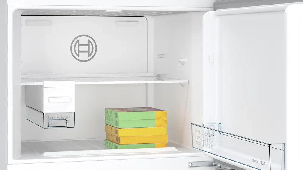 ثلاجة Bosch KDN76XI3E8 بسعة 581 لتر بتقنية نوفروست وتبريد فائق، تصميم فضي أنيق. Bosch NoFrost 581L fridge with Super Cooling and sleek silver finish.