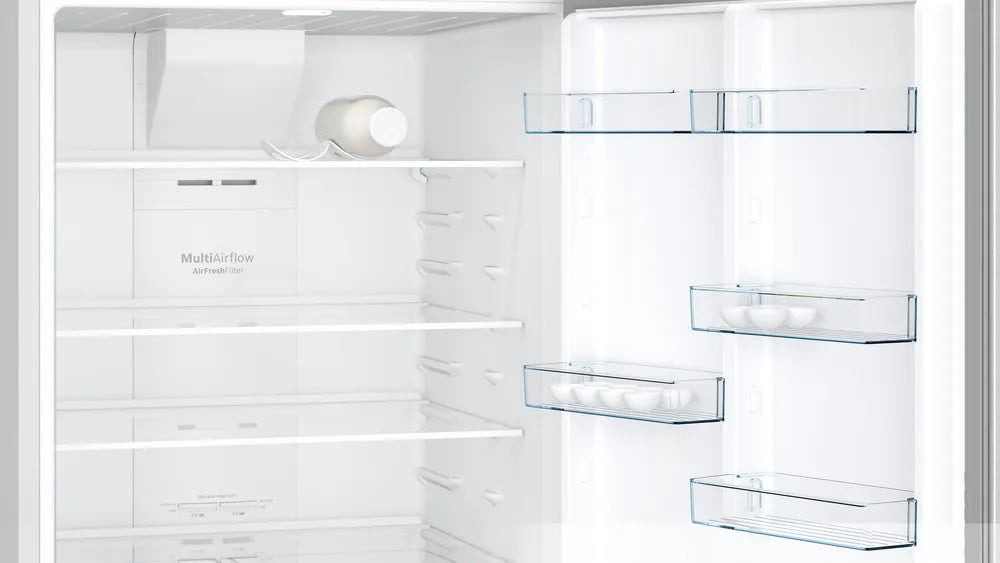 ثلاجة Bosch KDN76XI3E8 بسعة 581 لتر بتقنية نوفروست وتبريد فائق، تصميم فضي أنيق. Bosch NoFrost 581L fridge with Super Cooling and sleek silver finish.