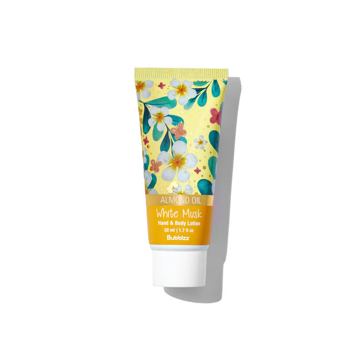 مرطب اليدين والجسم بحجم السفر 50 مل يرطب البشرة بعمق ويحافظ على نعومتها ويمنحك رائحة مغرية طوال اليوم. Travel size moisturizer deeply hydrates and softens skin.