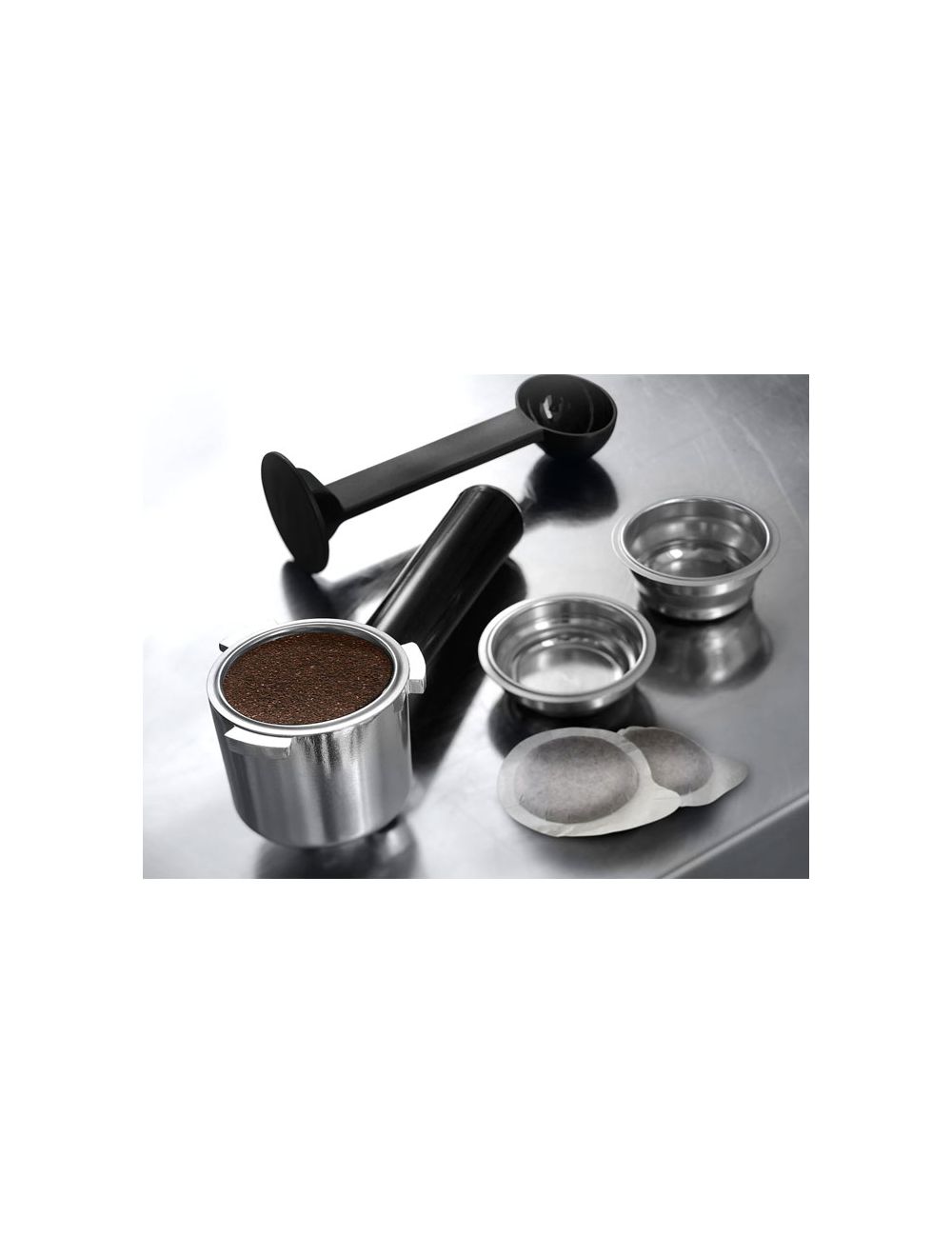 اشتري ماكينة اسبريسو ديلونجي ديديكا 15 بار موديل EC685 بسعة 1.1 لتر وألوان متنوعة. ضمان سنة وتوصيل سريع من Cairo Drop لأفضل تجربة قهوة.