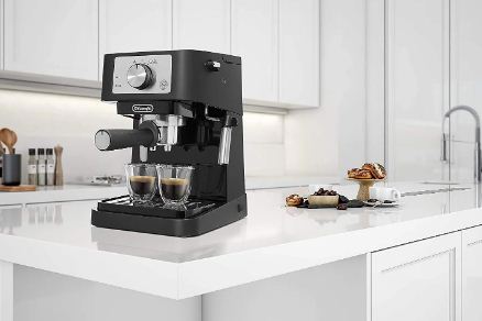 اشتري ماكينة قهوة delongi ستيلوسا 1100 وات، ضغط 15 بار، لتحضير الإسبريسو من البن المطحون. تصميم أنيق أسود/فضي مع ضمان سنة وتوصيل سريع من Cairo Drop.