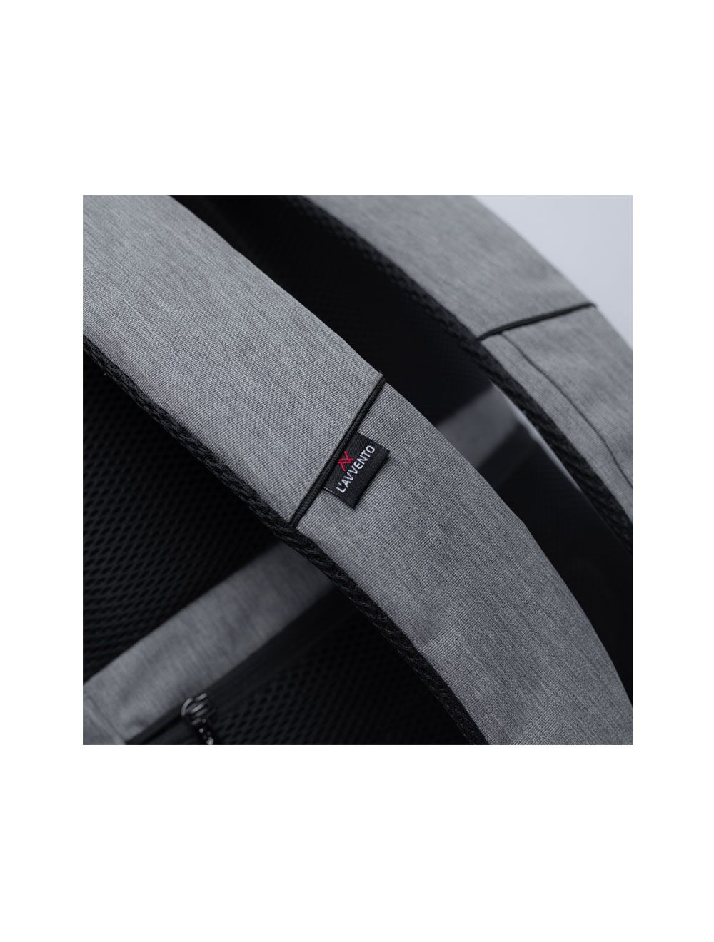 شنطة لافينتو 15.6 بوصة مبطنة ضد الصدمات ومقاومة للماء مع ماوس هدية. L’avvento laptop bag 15.6", waterproof, padded, with free mouse.