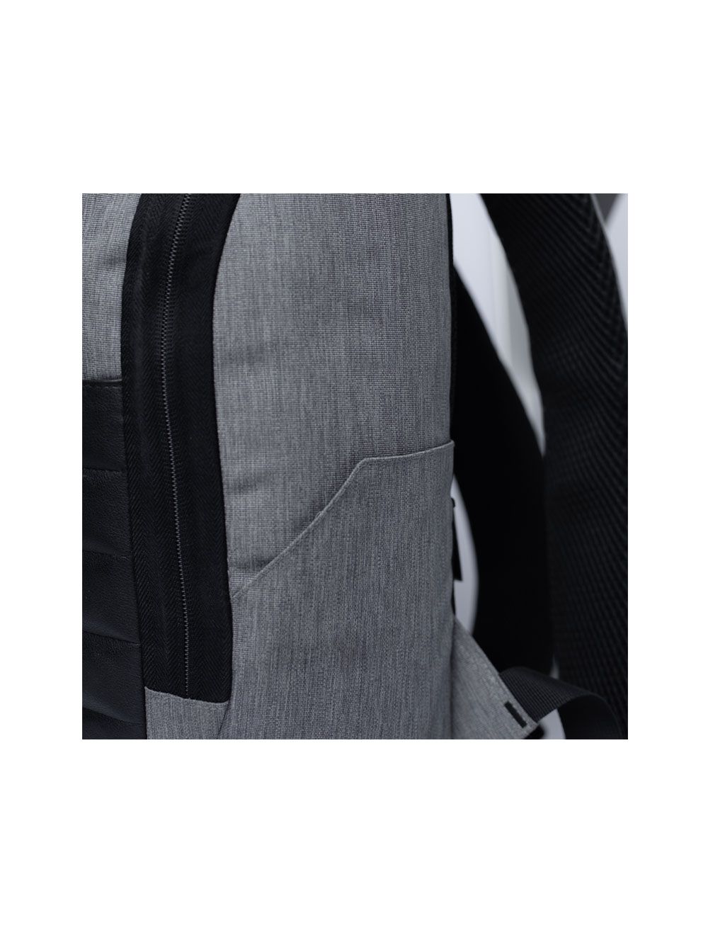 شنطة لافينتو 15.6 بوصة مبطنة ضد الصدمات ومقاومة للماء مع ماوس هدية. L’avvento laptop bag 15.6", waterproof, padded, with free mouse.