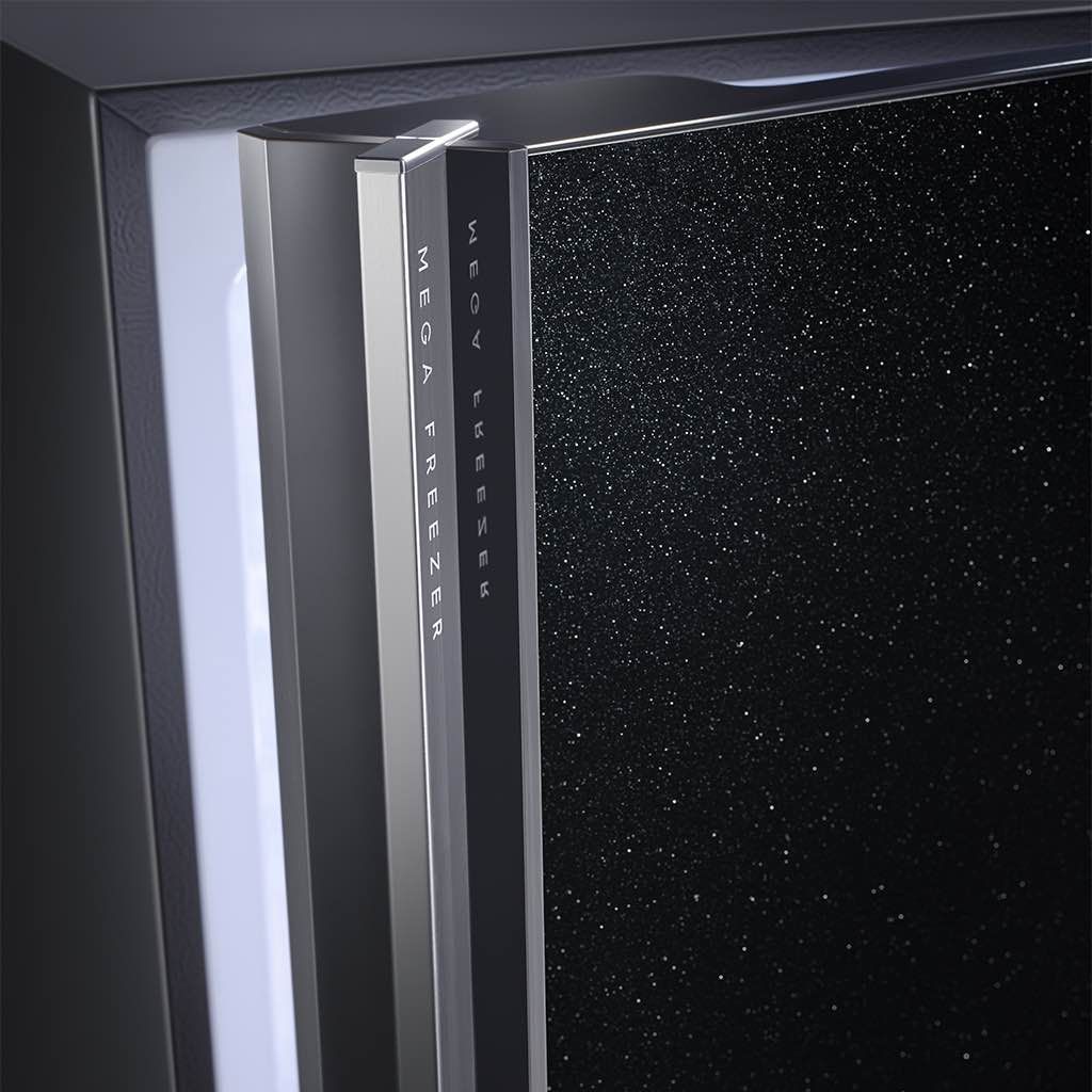 ثلاجة شارب انفرتر نوفروست 538 لتر بتقنيات التبريد المتقدمة، مع تصميم زجاجي أنيق وكفاءة عالية، Sharp No-Frost 538L with inverter technology and premium cooling.