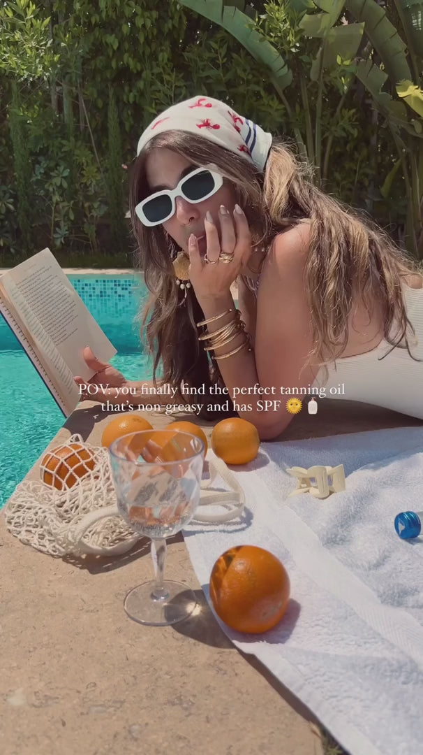 زيت تسمير جوفياليتي يمنحك اسمرارًا طبيعيًا مع حماية SPF15 وترطيب عميق بزيوت طبيعية، Joviality Tanning Oil gives natural glow with SPF15 protection.